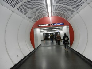 Wien 4 Durchgang von U-Bahn 1